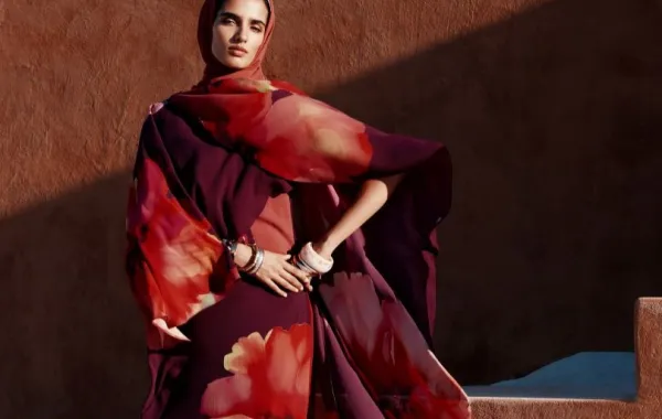 عباية من نكست Next-  الصورة من العلاقات العامة للعلامة 