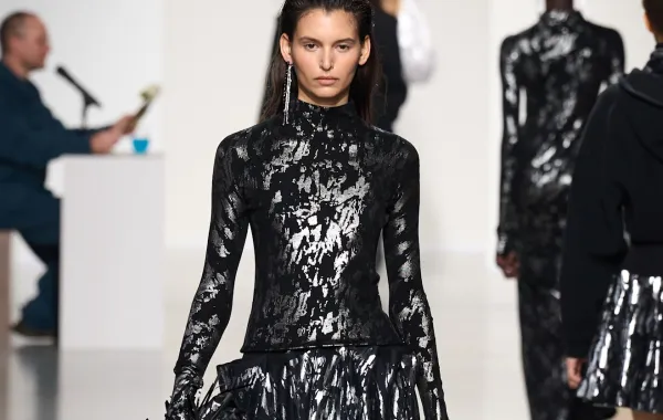 فساتين معدنية