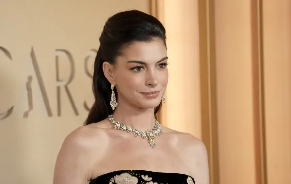  آن هاثاواي Anne Hathaway في حفل الأوسكار 2026(مصدر الصورة :by Jeff Kravitz/FilmMagic)