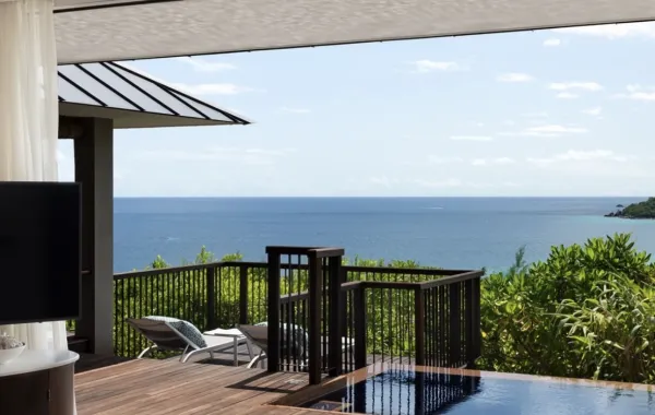 إطلالة خلابة من إحدى غرف رافلز سيشل (الصورة من صفحة rafflesseychelles الرسمية على انستغرام)