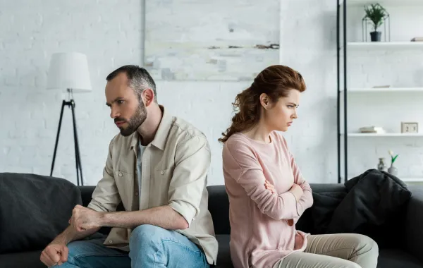 هناك كثير من الأمور تؤدي لتفاقم التوتر بين الزوجين في رمضان- مصدر الصورة: Adobe stock by LIGHTFIELD STUDIOS