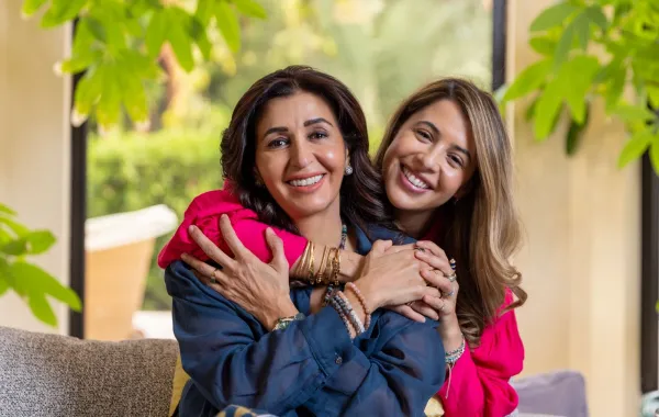 د. دينا الطيب وابنتها لنا ناظر