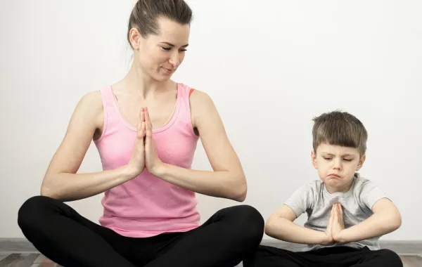 كيف تربين طفلاً قوياً عاطفياً؟ مصدر الصورة: Freepik 