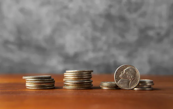 حلم جمع النقود المعدنية من الأرض  -مصدر الصورة: Freepik