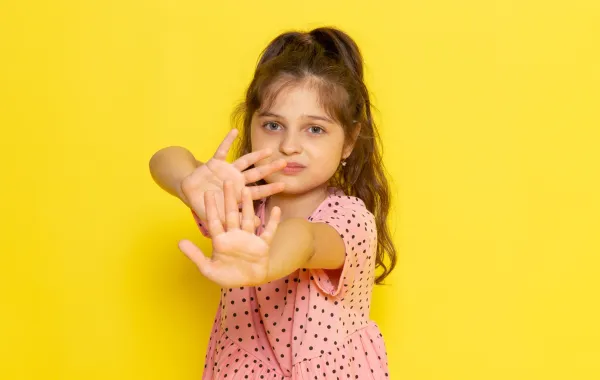 نصائح للتعامل مع الطفل الذي يعاني من متلازمة رهاب اللمس- مصدر الصورة: Freepik by KamranAydinov