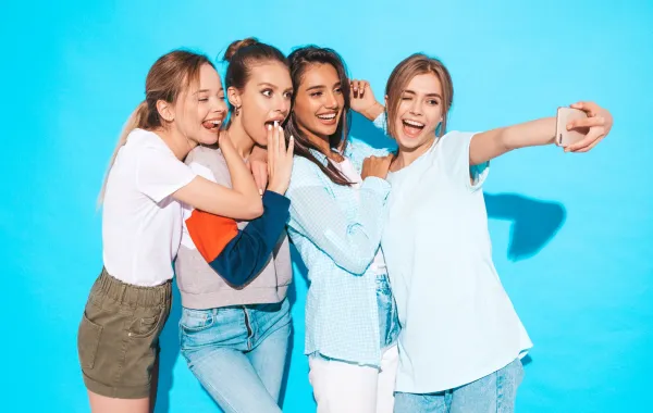 هل يقضي الذكاء الاصطناعي على الصداقة الحقيقية بين المراهقين؟ - مصدر الصورة: Freepik by halayalex