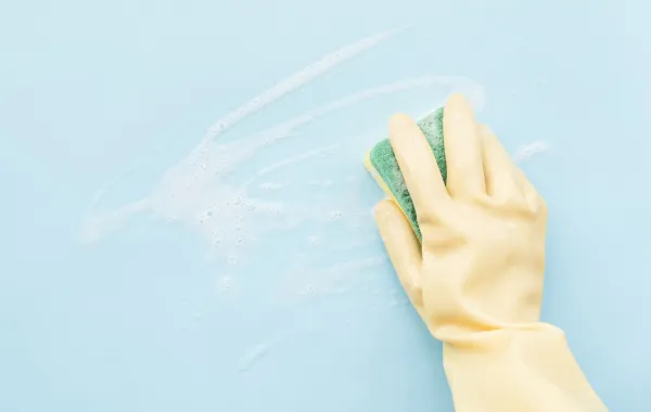 تنظيف جدار المنزل بالماء والصابون