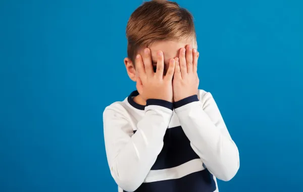 صورة لطفل يشعر بالخجل