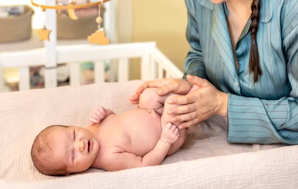  بروز السرة عند الأطفال: متى يكون طبيعياً ومتى يستدعي القلق؟  - الصورة من Freepik