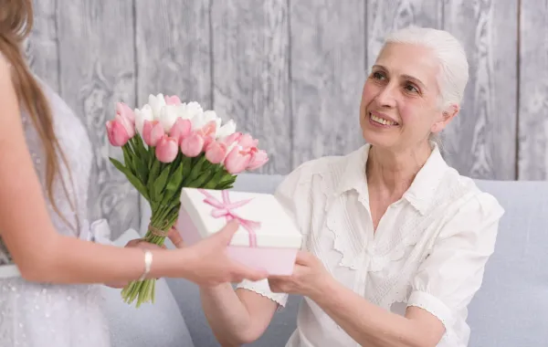 تقديم هدية لحماتك في العيد يكسبكِ قلبها مما يقوي الروابط الأسرية- مصدر الصورة: freepik