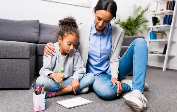 صورة أم ترسم مع طفلتها