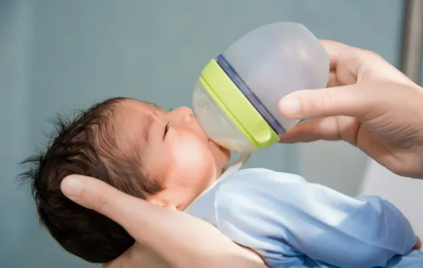 يتناول الرضيع من 60 إلى 90 مل من الماء -الصورة من موقع AdobeStock