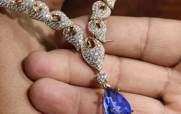 طقم المجوهرات الراقية Ivy Tanzanite من دار "معوض"