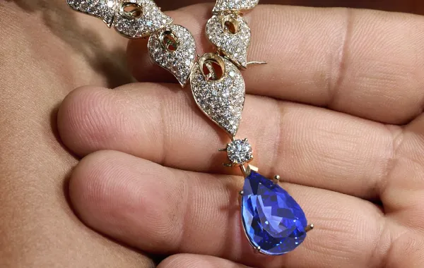 طقم المجوهرات الراقية Ivy Tanzanite من دار "معوض"