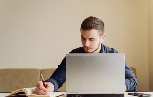 الاعتماد على التطبيقات الرقمية يساهم في تنظيم الوقت- المصدر freepik