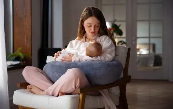 صورة لأم تحمل رضيعها