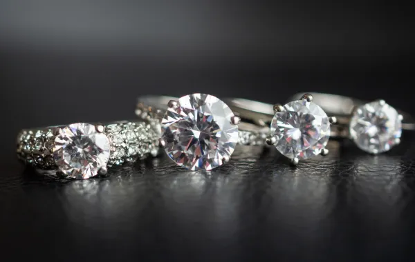 كيف يلعب نقاء الألماس دوراً في ارتفاع ثمنه؟ مصدر الصورة: Adobe Stock by Kwangmoozaa