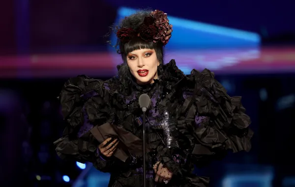 ليدي غاغا Lady Gaga تتسلم جائزة MTV VMAs لعام 2025 – مصدر الصورة Photo by MANNY CARABEL / GETTY IMAGES NORTH AMERICA / Getty Images via AFP