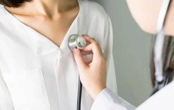 صورة لطبيب يكشف على القلب