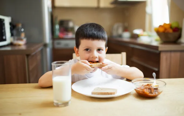 صورة تعبر عن طفل يتناول طعاماً صحياً