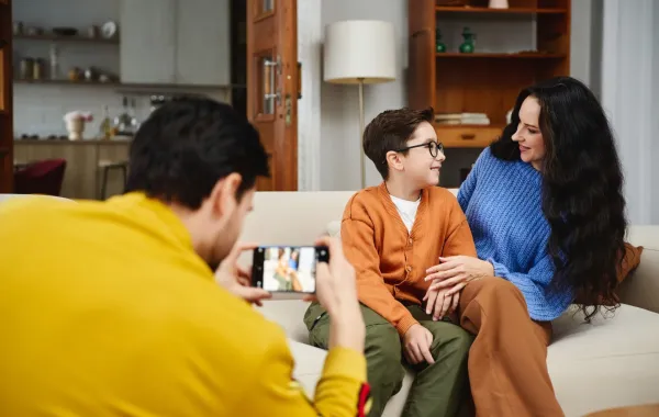 صورة أب وأم يدعمان طفلهما