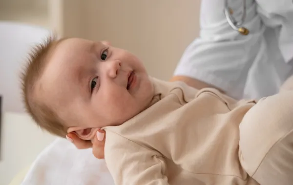 البراز الأبيض عند الرضع هل يستدعي القلق؟