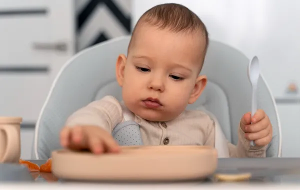 8 أنواع من الأطعمة يمكن لطفلك الرضيع تناولها باليد