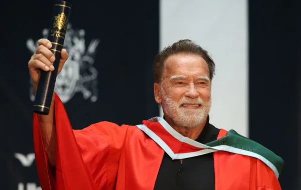 أرنولد شوارزنيغر يحصل على درجة الدكتوراه الفخرية من جامعة أولستر في بلفاست، أيرلندا الشمالية (Arnold Schwarzenegger receive an honorary doctorate from Ulster University in Belfast, Northern Ireland). مصدر الصورة: Paul Faith / AFP