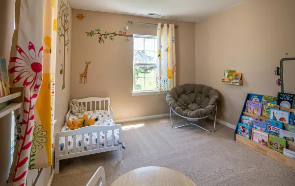 غرفة نوم لطفل تتضمن مكتبة