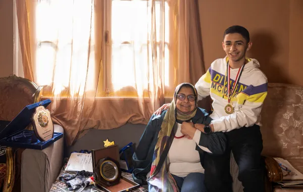 عاصم ووالدته  - تصوير يحيى أحمد