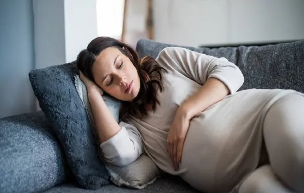 صورة لحامل مصابة بالصداع