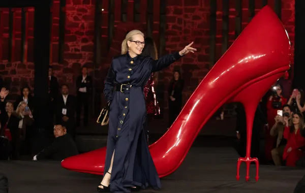 ميريل ستريب Meryl Streep  بتصميم سكياباريللي Schiaparelli - الصورة من العلامة 