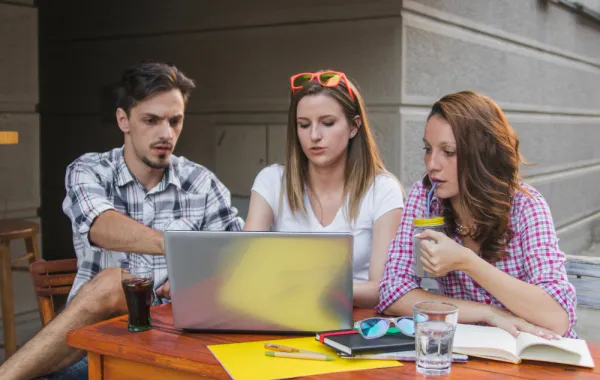 جيل زد لا يفضل الالتزام بالمكتب- المصدر freepik