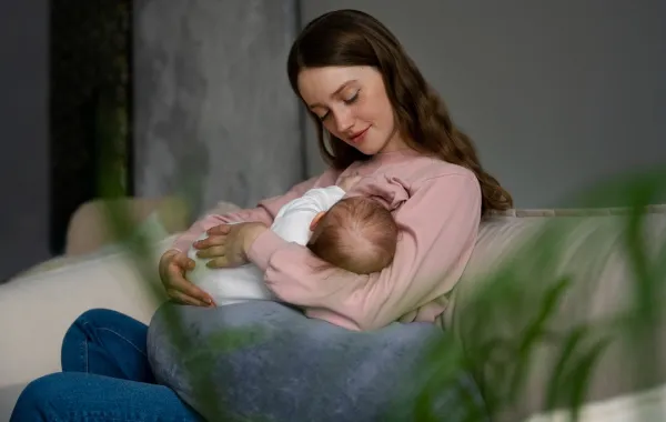 أمٌّ تنظر بحب لمولودها- مصدر الصورة: freepik