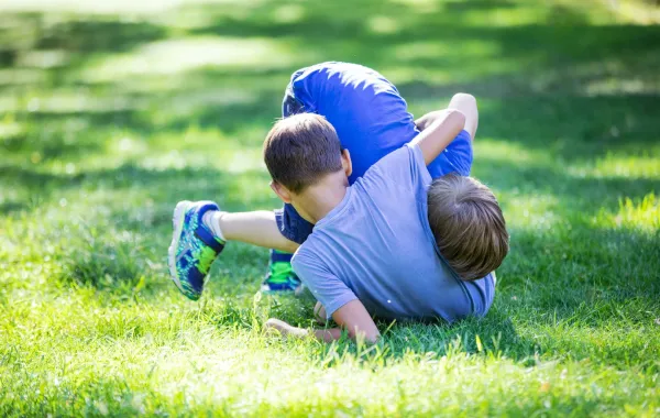 صورة طفلين يتعاركان