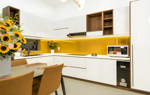 زهور عباد الشمس في مطبخ عصري 2026