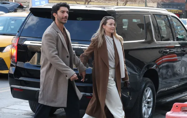 جاستن بالدوني وزوجته إميلي بالدوني في نيويورك (Justin Baldoni and his wife Emily Baldoni in New York). مصدر الصورة: TIMOTHY A. CLARY / AFP