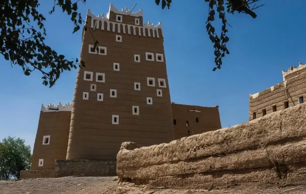 بـ 12 قصراً طينياً شامخاً، تمثلُ قريةُ 