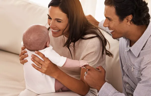 صورة أبوين يكلمان المولود