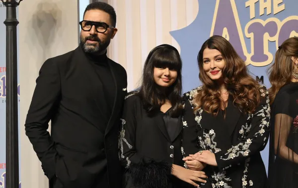 أبهيشيك باتشان وأيشواريا راي باتشان مع ابنتهما أراديا في مومباي (Abhishek Bachchan and Aishwarya Rai Bachchan with daughter Aradhya in Mumbai). مصدر الصورة: SUJIT JAISWAL / AFP
