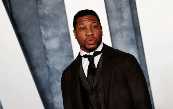 جوناثان ماجورزJonathan Majors في بيفرلي هيلز، كاليفورنيا. مصدر الصورة: Michael TRAN / AFP 