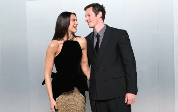 دوا ليبا وكالوم تيرنر في لوس أنجلوس، كاليفورنيا ( Dua Lipa and Callum Turner in Los Angeles, California). مصدر الصورة: Amy Sussman/Getty Images for Vanity Fair/AFP