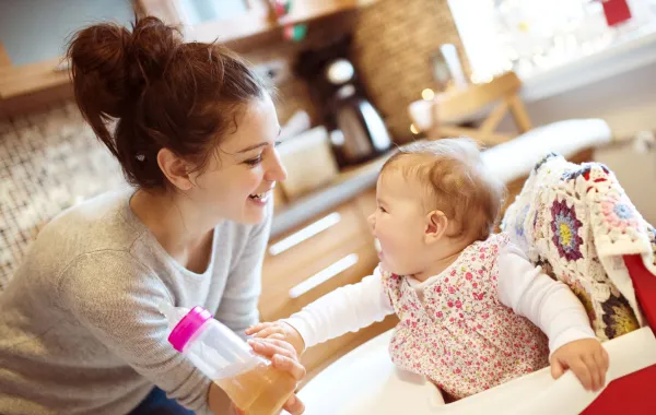 صورة جليسة مع المولود