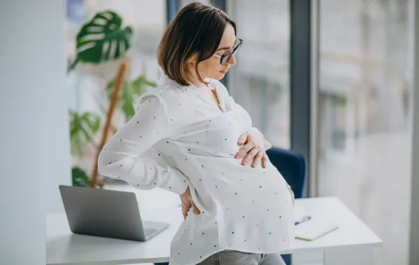 صورة لحامل تشعر بتقلصات شديدة