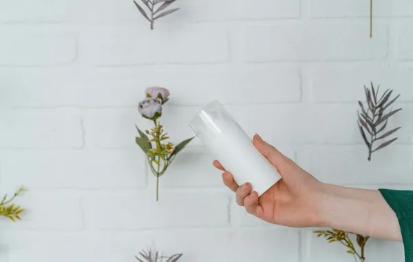 10 استخدامات غير معروفة لبلسم الشعر في تنظيف المنزل 