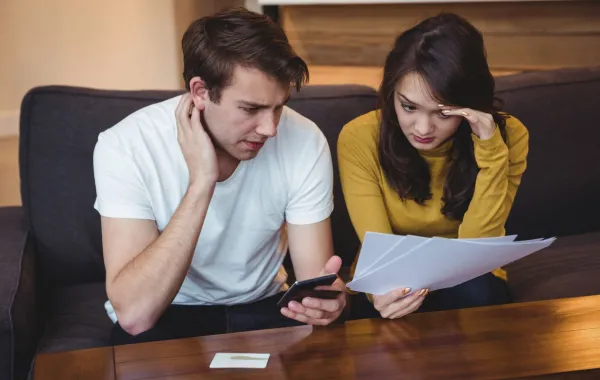 زوجان يناقشان مشالكهما المالية بغرض الوصول لطريقة لحلها