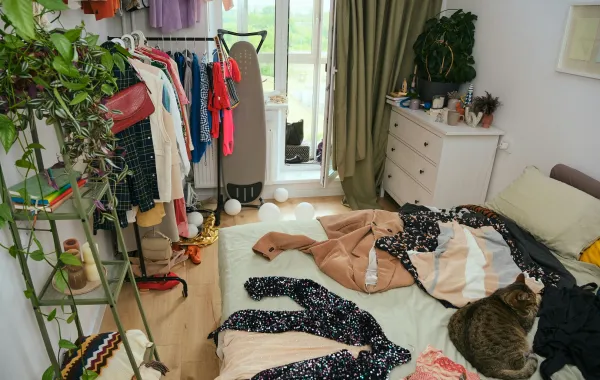 استراتيجية الـ 5 تنسيقات: دليلكِ لخزانة منظمة وتوفير ذكي 