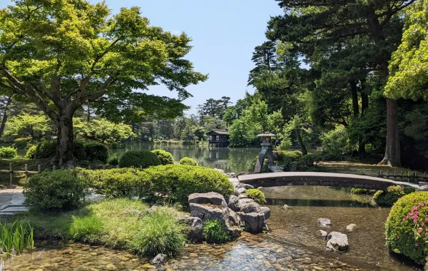 حديقة كينروكوين كما تبدو في يوم مشمس