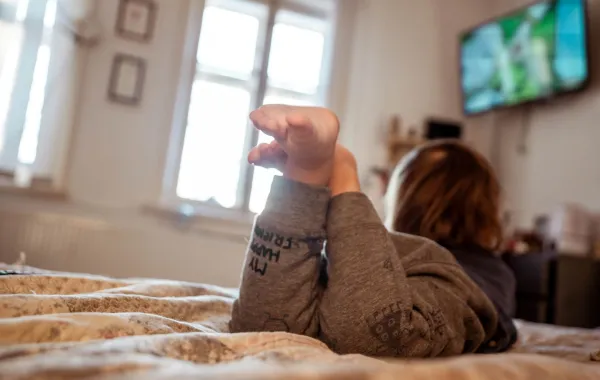 هل شاشات التلفزيون تسبب التوحد أو تأخر النطق؟ 