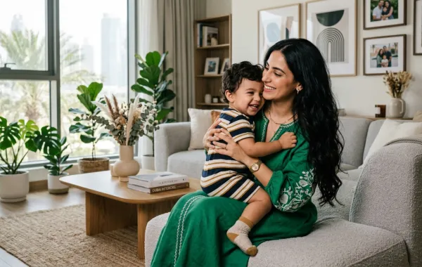 صورة أم تضم طفلها